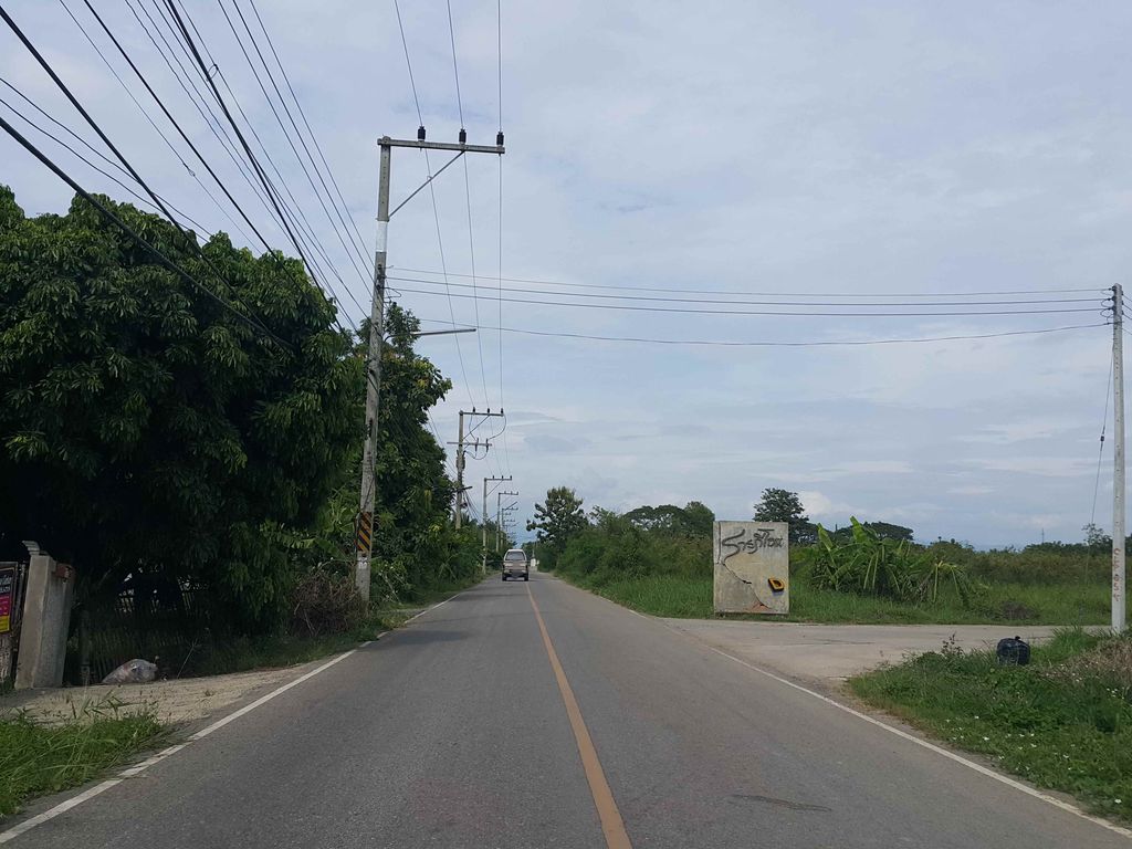 ภาพถนนตรงที่ อู่นิธิภัทร์ ตั้งอยู่ ถ่ายโดย jrcarlsen พ.ศ. 2558 (2015) · A street-level view of where อู่นิธิภัทร์ · Unithipha stands, by jrcarlsen in 2558 (2015)