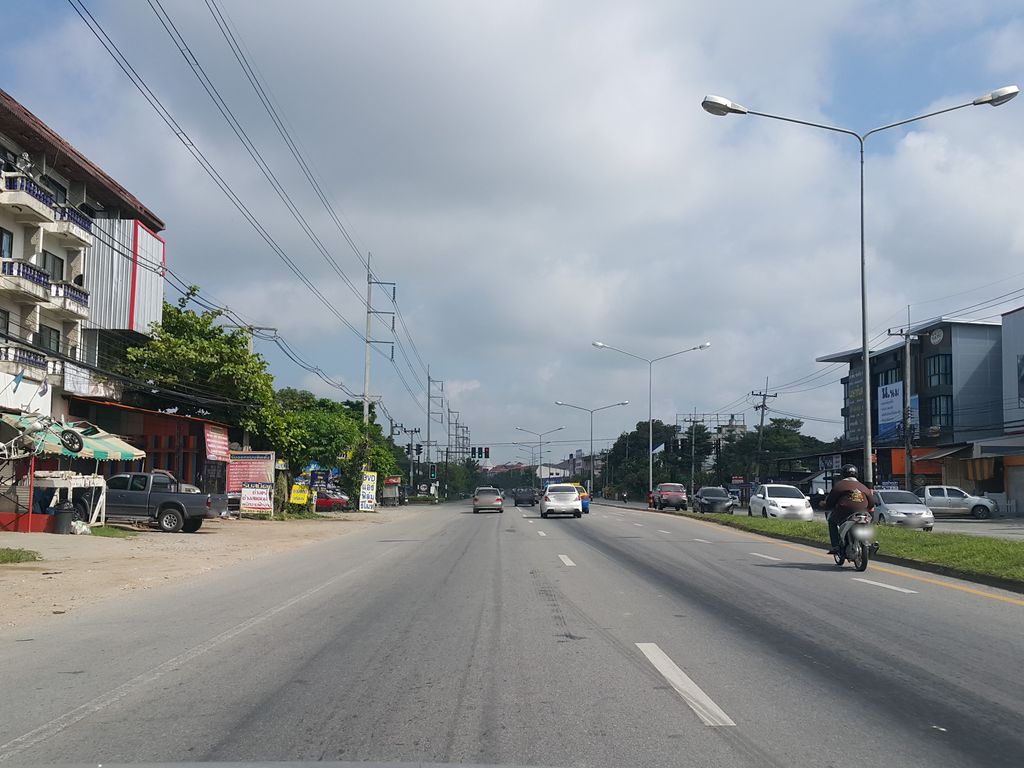 ภาพถนนตรงที่ ตู้เย็นมือสอง ตั้งอยู่ ถ่ายโดย jrcarlsen พ.ศ. 2558 (2015) · A street-level view of where ตู้เย็นมือสอง · Tuyen Muetong stands, by jrcarlsen in 2558 (2015)