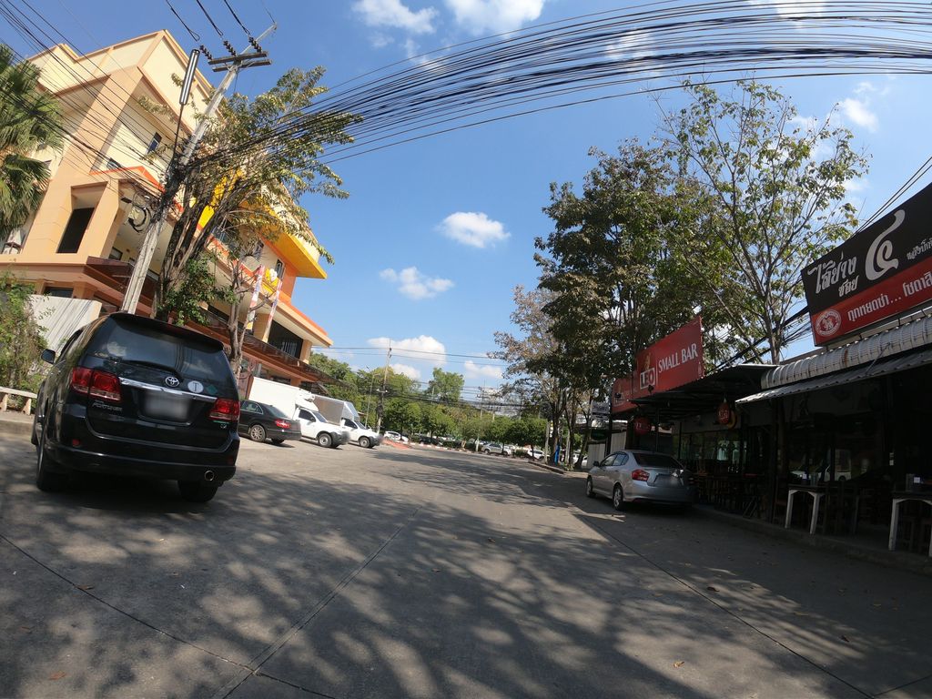 ภาพถนนตรงที่ ไส้ย่างซอย 4 หลังบิ๊กซี เอ็กซ์ตร้า Saiyang Soi 4 ตั้งอยู่ ถ่ายโดย chanuwath_grab พ.ศ. 2562 (2019) · A street-level view of where ไส้ย่างซอย 4 หลังบิ๊กซี เอ็กซ์ตร้า Saiyang Soi 4 stands, by chanuwath_grab in 2562 (2019)