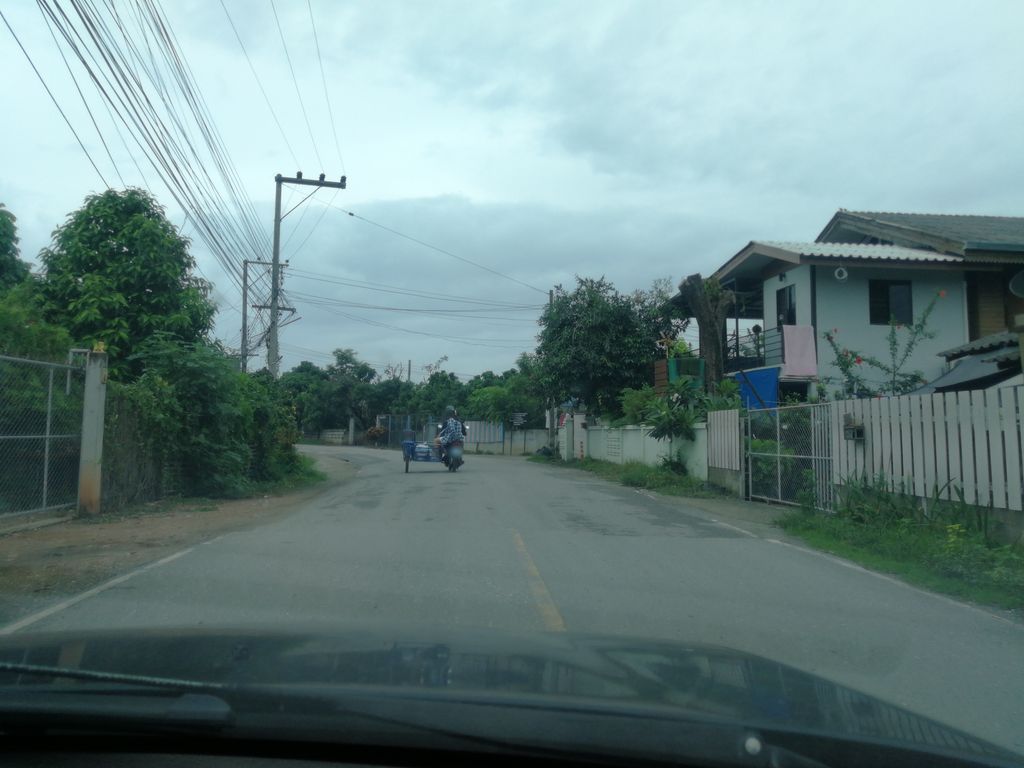 ภาพถนนตรงที่ ร้านยันต์ รีไซเคิล ตั้งอยู่ ถ่ายโดย chanon พ.ศ. 2561 (2018) · A street-level view of where ร้านยันต์ รีไซเคิล · Ran Yan Risaikhoen stands, by chanon in 2561 (2018)