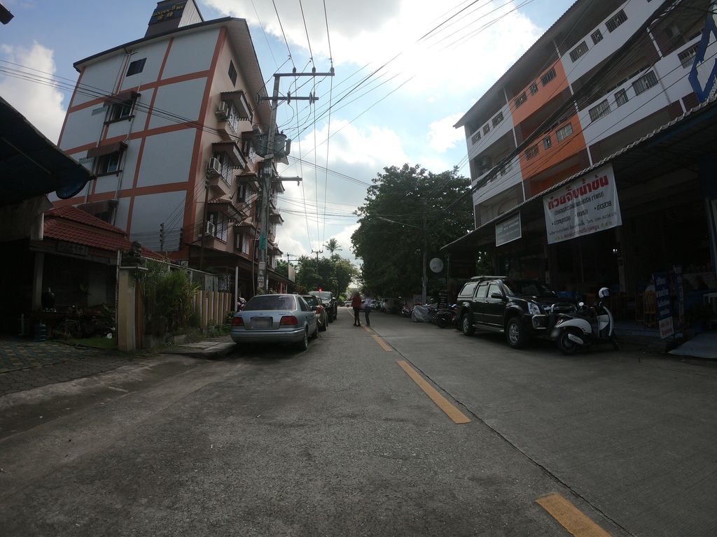 ภาพถนนตรงที่ Muan Jai Massage ตั้งอยู่ ถ่ายโดย chanuwath_grab พ.ศ. 2562 (2019) · A street-level view of where Muan Jai Massage stands, by chanuwath_grab in 2562 (2019)