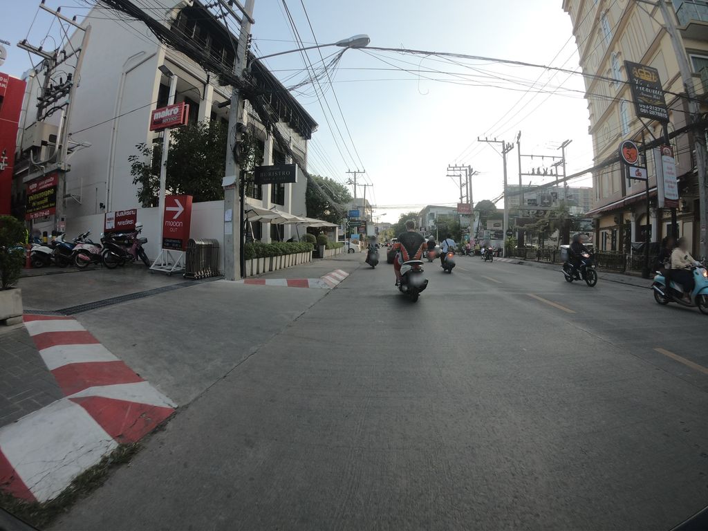 ภาพถนนตรงที่ Makro Food Service, Siri Mangkalajarn Branch ตั้งอยู่ ถ่ายโดย chanuwath_grab พ.ศ. 2562 (2019) · A street-level view of where Makro Food Service, Siri Mangkalajarn Branch stands, by chanuwath_grab in 2562 (2019)