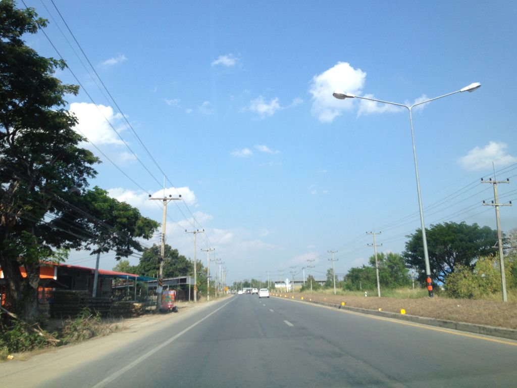 ภาพถนนตรงที่ อู่สมพรยนต์ ตั้งอยู่ ถ่ายโดย jimwatana พ.ศ. 2558 (2015) · A street-level view of where อู่สมพรยนต์ · Utmaphrayon stands, by jimwatana in 2558 (2015)