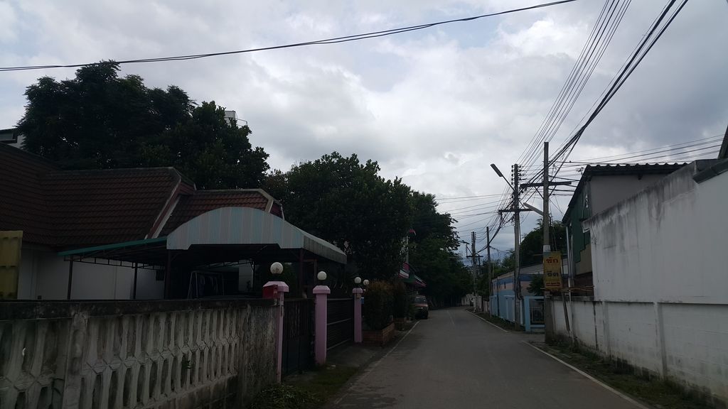 ภาพถนนตรงที่ สันทรายน้อย ตั้งอยู่ ถ่ายโดย jrcarlsen พ.ศ. 2559 (2016) · A street-level view of where สันทรายน้อย · San Sai Noi stands, by jrcarlsen in 2559 (2016)