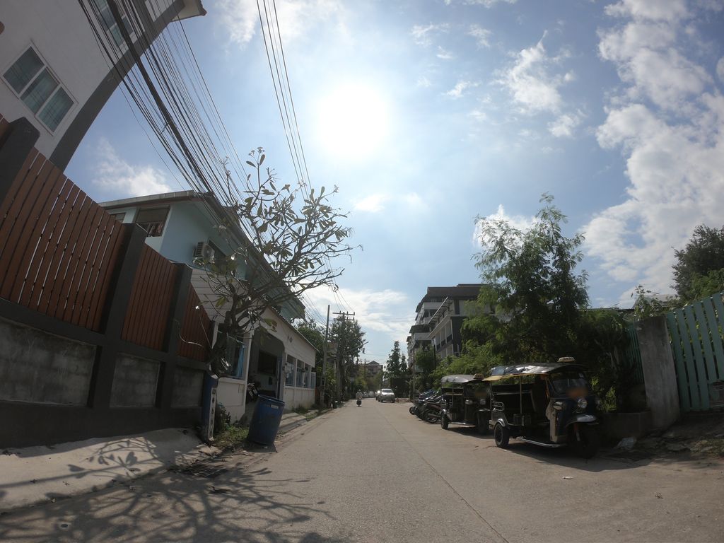 ภาพถนนตรงที่ Krong House ตั้งอยู่ ถ่ายโดย chanuwath_grab พ.ศ. 2562 (2019) · A street-level view of where Krong House stands, by chanuwath_grab in 2562 (2019)