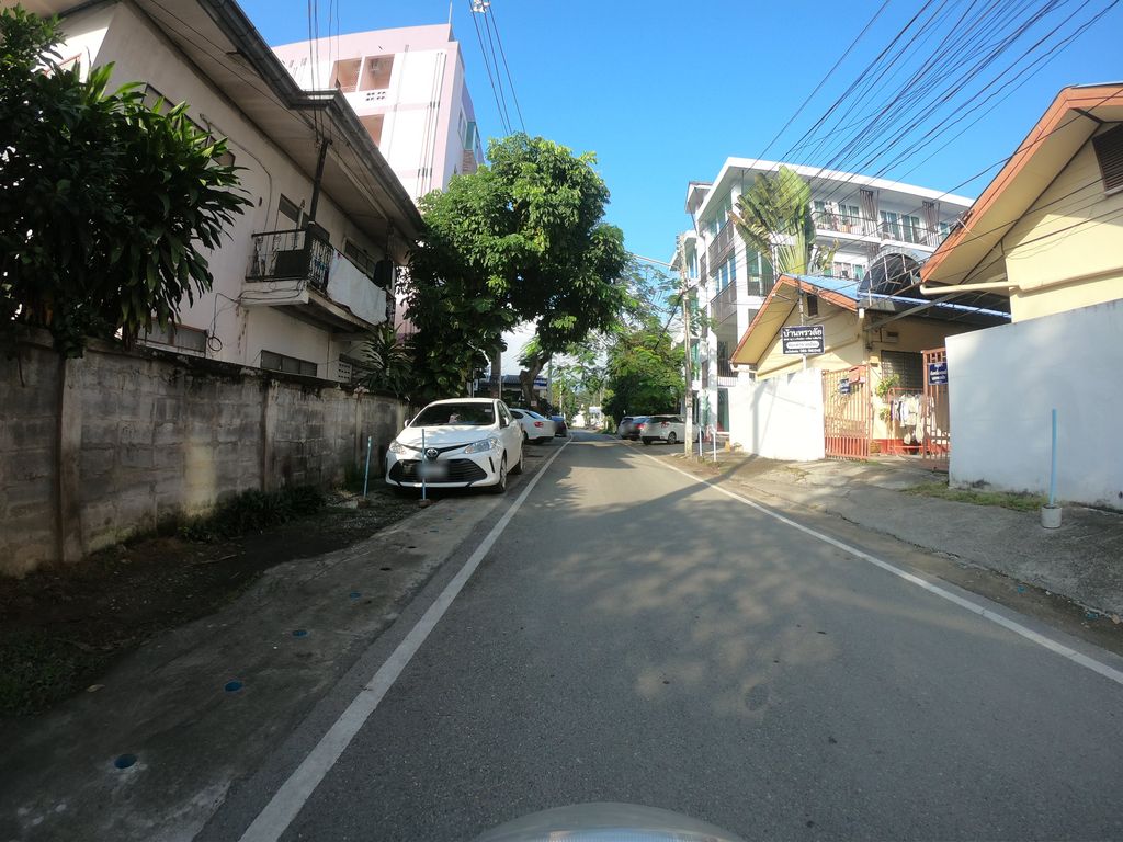 ภาพถนนตรงที่ FOW.space โฟ่วสเปซ ตั้งอยู่ ถ่ายโดย chanuwath_grab พ.ศ. 2562 (2019) · A street-level view of where FOW.space โฟ่วสเปซ stands, by chanuwath_grab in 2562 (2019)