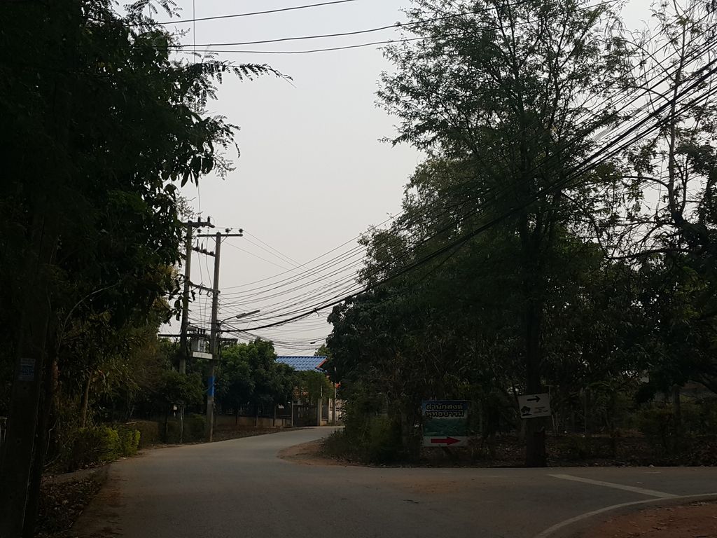 ภาพถนนตรงที่ บ้านกูโมดีฟาย ตั้งอยู่ ถ่ายโดย jrcarlsen พ.ศ. 2559 (2016) · A street-level view of where บ้านกูโมดีฟาย · Ban Ku Mo Di Fai stands, by jrcarlsen in 2559 (2016)