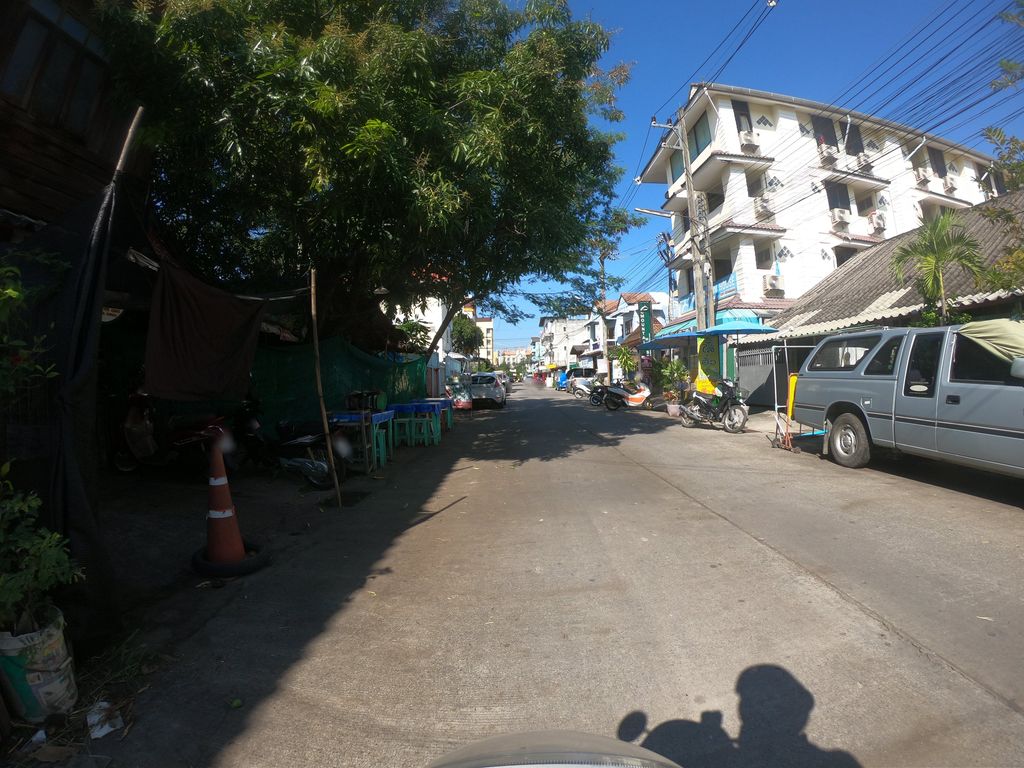 ภาพถนนตรงที่ ร้านเหล้าตองรุ่นใหญ่ ตั้งอยู่ ถ่ายโดย chanuwath_grab พ.ศ. 2562 (2019) · A street-level view of where ร้านเหล้าตองรุ่นใหญ่ · Ran Laotong Runyai stands, by chanuwath_grab in 2562 (2019)