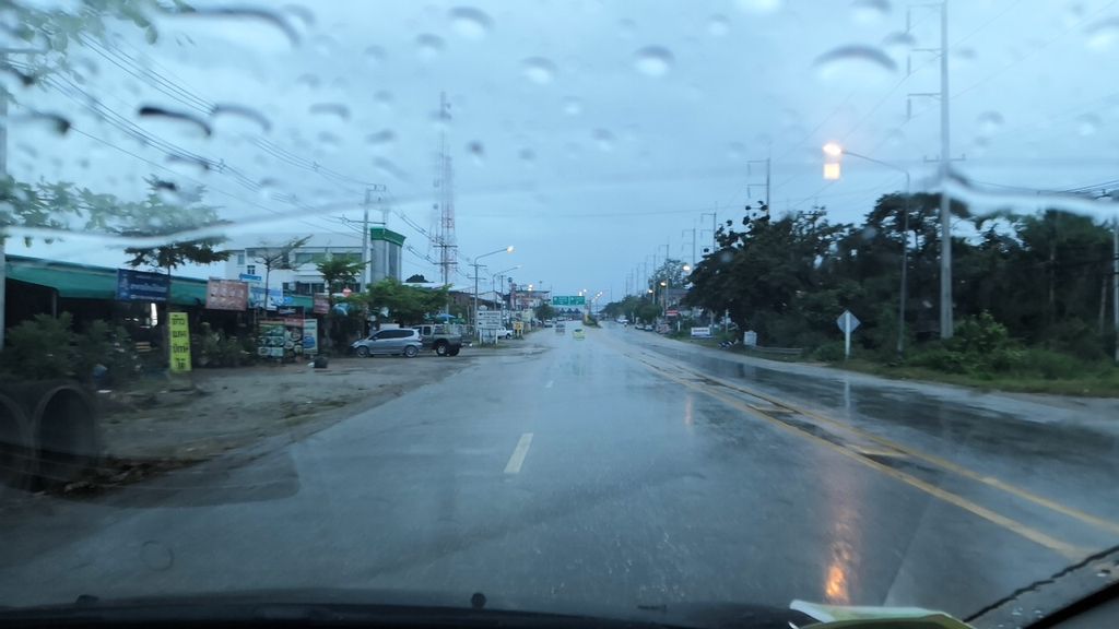 ภาพถนนตรงที่ Good Morning Hod ตั้งอยู่ ถ่ายโดย charlesano พ.ศ. 2561 (2018) · A street-level view of where Good Morning Hod stands, by charlesano in 2561 (2018)