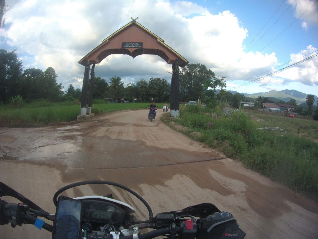 ภาพถนนตรงที่ บ้านสวนเย็นใจ ตั้งอยู่ ถ่ายโดย julcnx พ.ศ. 2566 (2023) · A street-level view of where บ้านสวนเย็นใจ · Ban Suan Yen Chai stands, by julcnx in 2566 (2023)