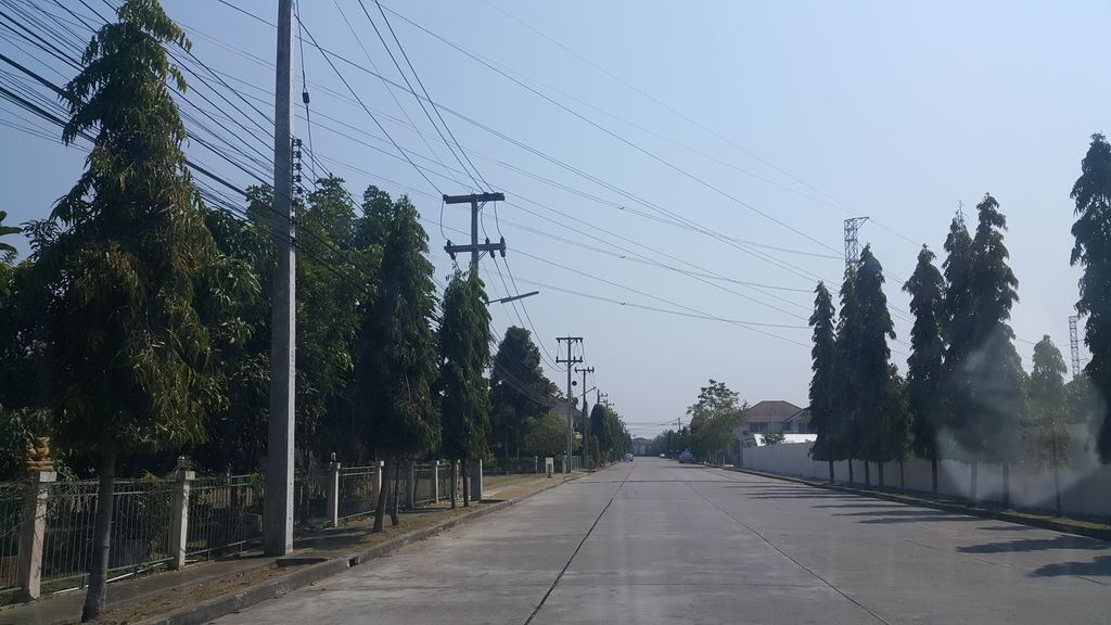 ภาพถนนตรงที่ บ้าน Teacher Nui ตั้งอยู่ ถ่ายโดย jrcarlsen พ.ศ. 2562 (2019) · A street-level view of where บ้าน Teacher Nui stands, by jrcarlsen in 2562 (2019)