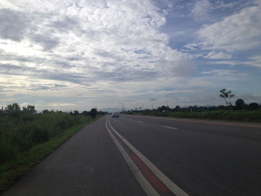 ภาพถนนตรงที่ ลานร้อย๑๐๐๐ล้าน ตั้งอยู่ ถ่ายโดย jimwatana พ.ศ. 2558 (2015) · A street-level view of where ลานร้อย๑๐๐๐ล้าน · Lan Roi Lan stands, by jimwatana in 2558 (2015)