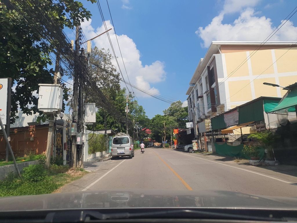 ภาพถนนตรงที่ หม่าล่า ซีฟู๊ดหมูกะทะ Hao You Lai ตั้งอยู่ ถ่ายโดย jrcarlsen พ.ศ. 2566 (2023) · A street-level view of where หม่าล่า ซีฟู๊ดหมูกะทะ Hao You Lai stands, by jrcarlsen in 2566 (2023)