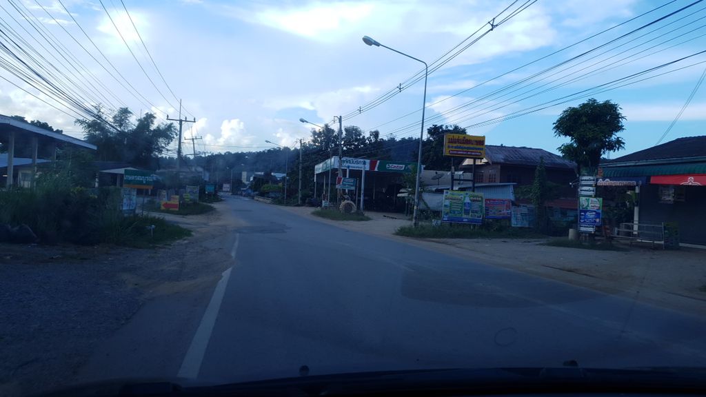 ภาพถนนตรงที่ ร้านแม่แจ่มเมทัลชีท ตั้งอยู่ ถ่ายโดย silamanee พ.ศ. 2561 (2018) · A street-level view of where ร้านแม่แจ่มเมทัลชีท · Ran Mae Chaem Methanchit stands, by silamanee in 2561 (2018)