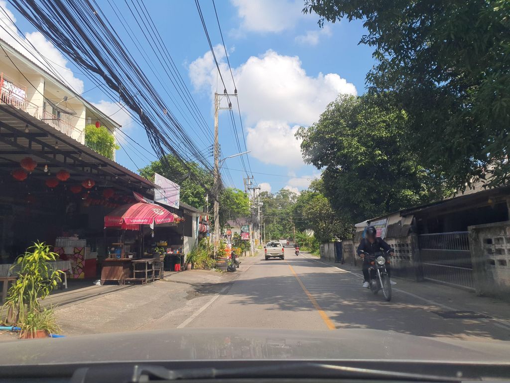 ภาพถนนตรงที่ บ้านเพน ตั้งอยู่ ถ่ายโดย jrcarlsen พ.ศ. 2566 (2023) · A street-level view of where บ้านเพน · Ban Phen stands, by jrcarlsen in 2566 (2023)