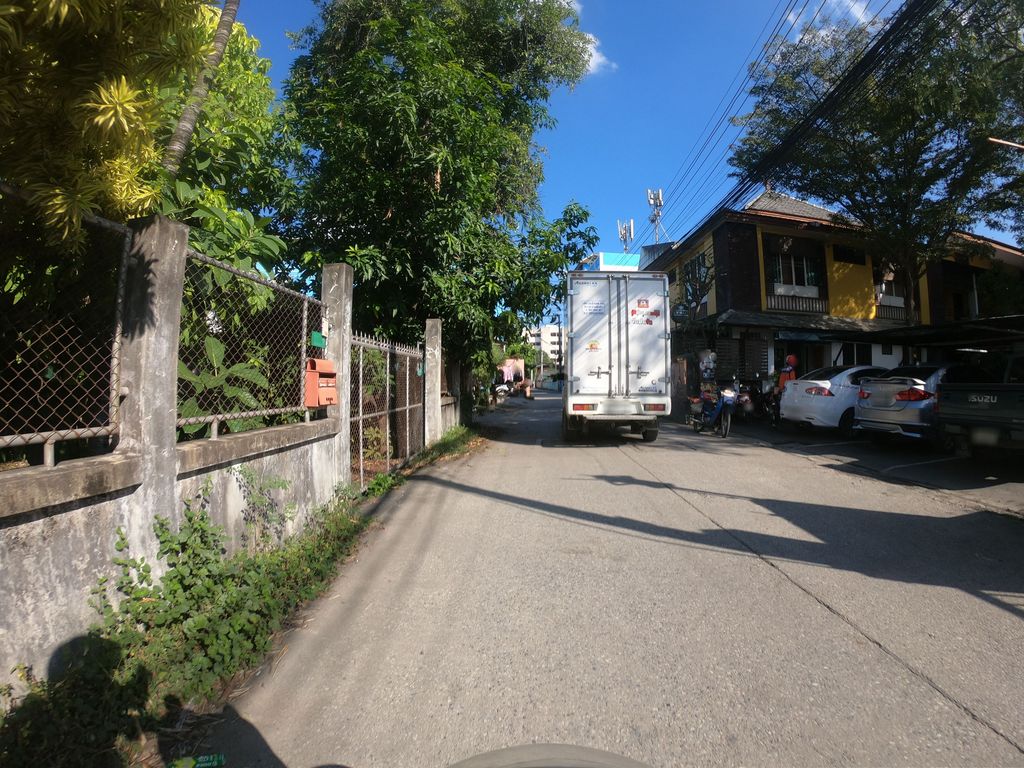 ภาพถนนตรงที่ Lanna Smile Thai Cooking ตั้งอยู่ ถ่ายโดย chanuwath_grab พ.ศ. 2562 (2019) · A street-level view of where Lanna Smile Thai Cooking stands, by chanuwath_grab in 2562 (2019)
