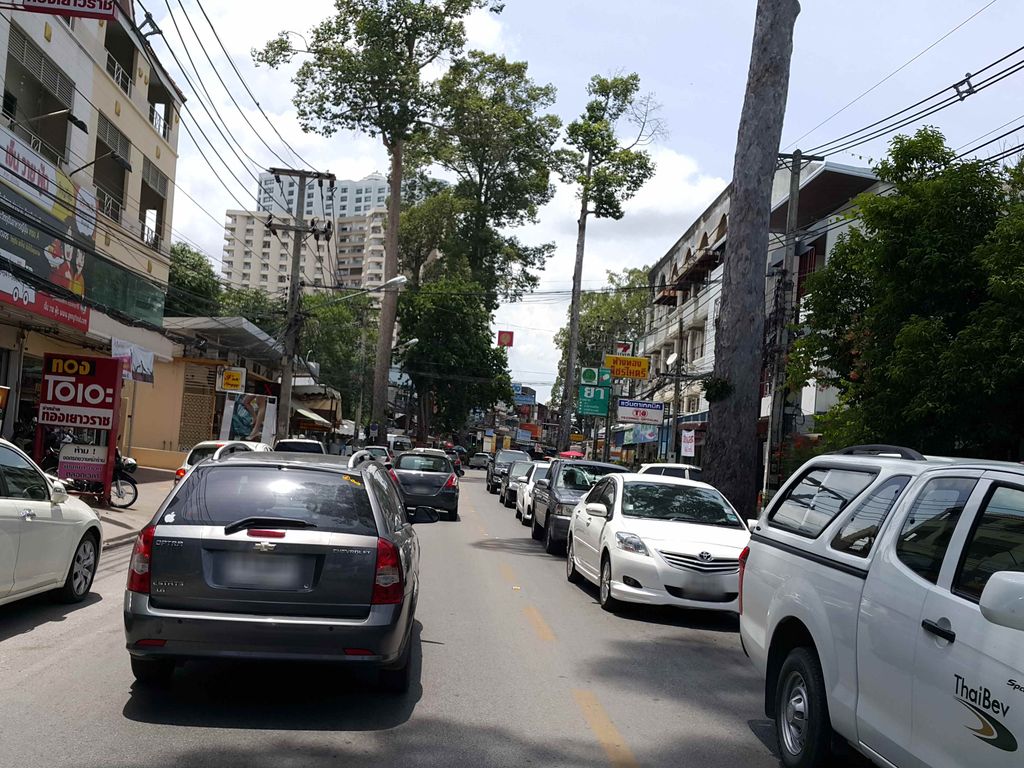 ภาพถนนตรงที่ ห้างทองเยาวราชหนองหอย ตั้งอยู่ ถ่ายโดย jrcarlsen พ.ศ. 2558 (2015) · A street-level view of where ห้างทองเยาวราชหนองหอย · Hangthong Yaowarat Nong Hoi stands, by jrcarlsen in 2558 (2015)