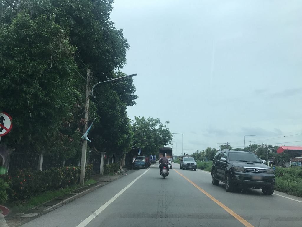 ภาพถนนตรงที่ ฮิมรางชามุก ตั้งอยู่ ถ่ายโดย prasert พ.ศ. 2561 (2018) · A street-level view of where ฮิมรางชามุก · Himrangchamuk stands, by prasert in 2561 (2018)