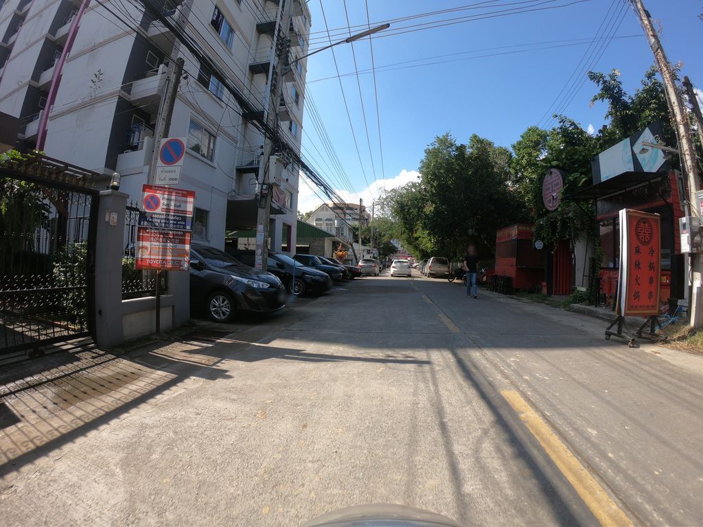 ภาพถนนตรงที่ Ting Chu Studio ตั้งอยู่ ถ่ายโดย chanuwath_grab พ.ศ. 2562 (2019) · A street-level view of where Ting Chu Studio stands, by chanuwath_grab in 2562 (2019)