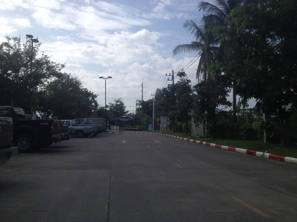 ภาพถนนตรงที่ บ้านย่า ชา กาแฟ ตั้งอยู่ ถ่ายโดย jimwatana พ.ศ. 2558 (2015) · A street-level view of where บ้านย่า ชา กาแฟ · Ban Ya Cha Kafae stands, by jimwatana in 2558 (2015)