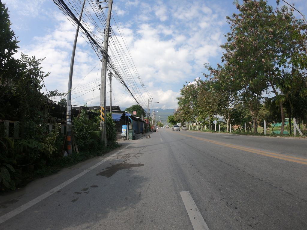 ภาพถนนตรงที่ สเต็กเฮ้าส์ หนองฮ่อ ตั้งอยู่ ถ่ายโดย chanuwath_grab พ.ศ. 2562 (2019) · A street-level view of where สเต็กเฮ้าส์ หนองฮ่อ · Steak House Nong Ho stands, by chanuwath_grab in 2562 (2019)