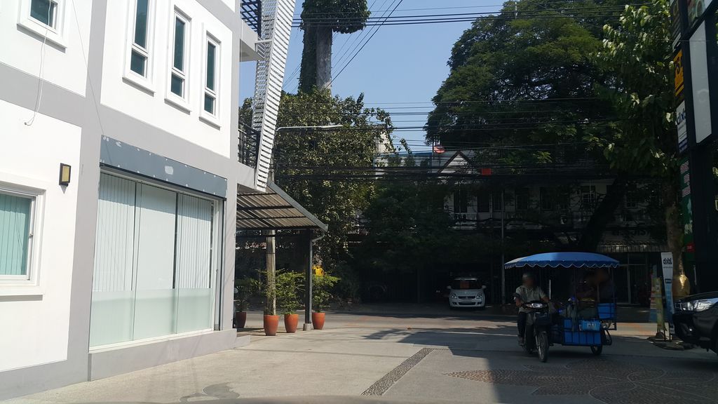 ภาพถนนตรงที่ หม่าล่าคิง ตั้งอยู่ ถ่ายโดย jrcarlsen พ.ศ. 2560 (2017) · A street-level view of where หม่าล่าคิง · Malakhing stands, by jrcarlsen in 2560 (2017)