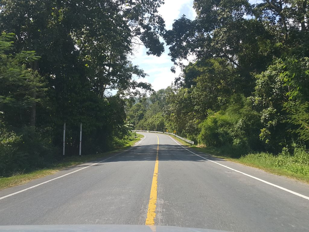 ภาพถนนตรงที่ ดอยอินทนนท์ ตั้งอยู่ ถ่ายโดย jrcarlsen พ.ศ. 2558 (2015) · A street-level view of where ดอยอินทนนท์ · Doi Inthanon stands, by jrcarlsen in 2558 (2015)