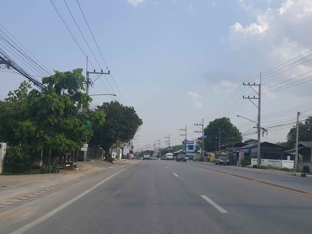 ภาพถนนตรงที่ ร้าน ลาบน้อยแขม ตั้งอยู่ ถ่ายโดย jrcarlsen พ.ศ. 2558 (2015) · A street-level view of where ร้าน ลาบน้อยแขม · Ran Lapnoikhaem stands, by jrcarlsen in 2558 (2015)