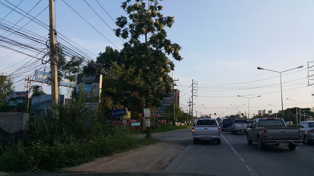 ภาพถนนตรงที่ เชียงใหม่อาณาจักรขนส่ง ตั้งอยู่ ถ่ายโดย jrcarlsen พ.ศ. 2559 (2016) · A street-level view of where เชียงใหม่อาณาจักรขนส่ง · Chiang Mai Anachak Khanasong stands, by jrcarlsen in 2559 (2016)
