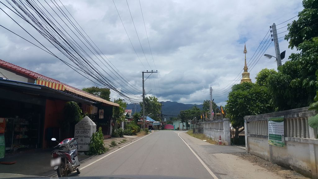 ภาพถนนตรงที่ ที่ทำการกำนันตำบล บ้านเป้า ตั้งอยู่ ถ่ายโดย jrcarlsen พ.ศ. 2560 (2017) · A street-level view of where ที่ทำการกำนันตำบล บ้านเป้า · Thi Tham Kan Kamnan Tambon Ban Pao stands, by jrcarlsen in 2560 (2017)
