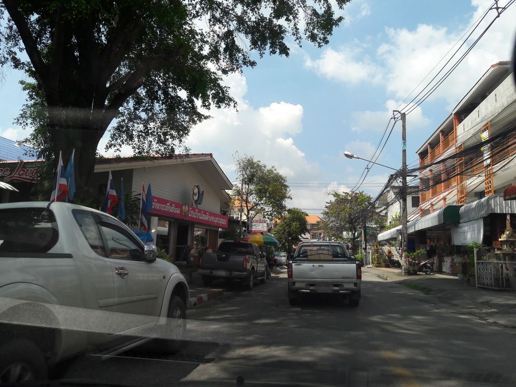 ภาพถนนตรงที่ Madam Loei ตั้งอยู่ ถ่ายโดย superbate พ.ศ. 2561 (2018) · A street-level view of where Madam Loei stands, by superbate in 2561 (2018)