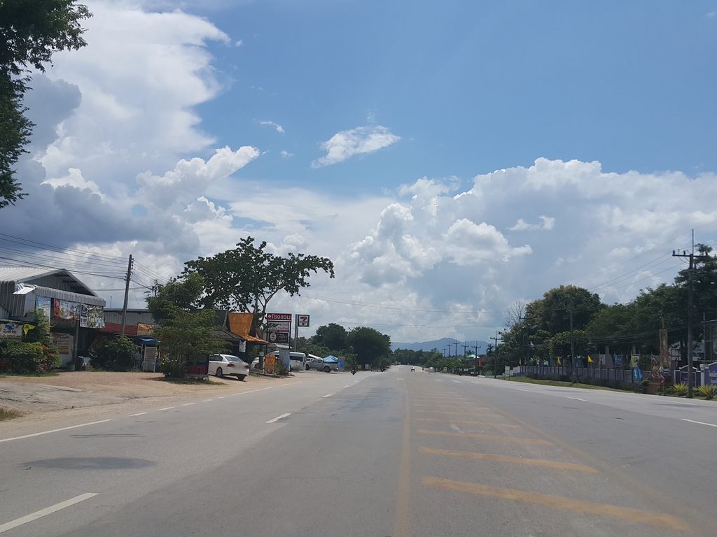 ภาพถนนตรงที่ ร้านเพื่อนการเกษตร ตั้งอยู่ ถ่ายโดย jrcarlsen พ.ศ. 2558 (2015) · A street-level view of where ร้านเพื่อนการเกษตร · Ran Phuean Kan Kaset stands, by jrcarlsen in 2558 (2015)