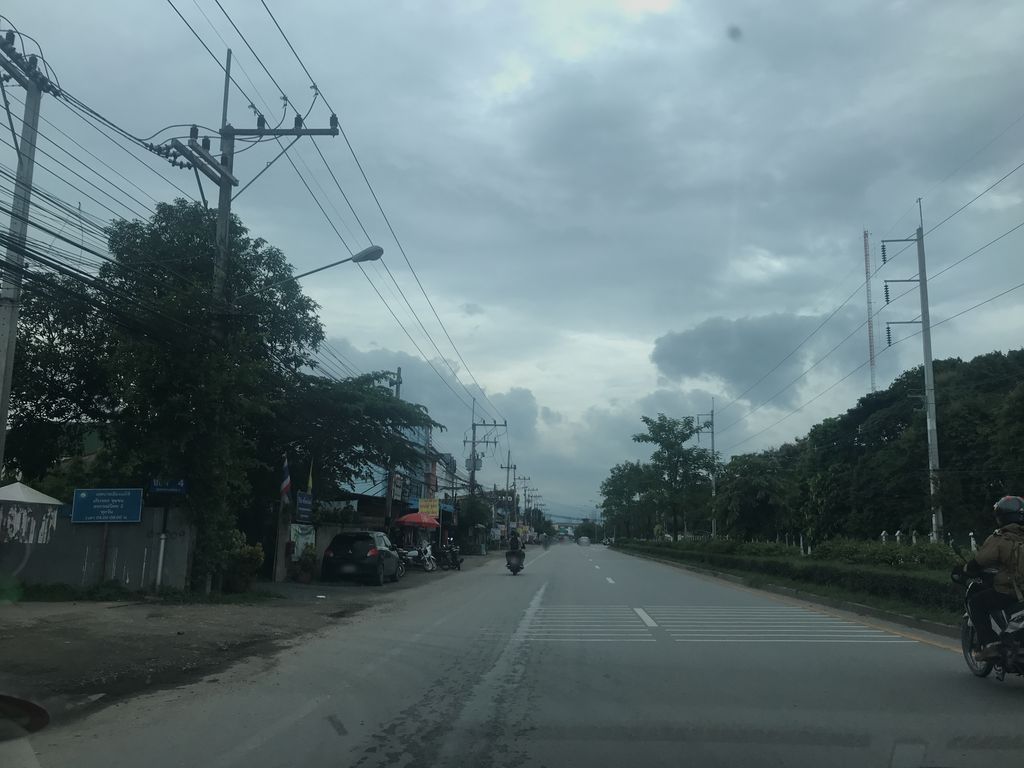 ภาพถนนตรงที่ TremoLo Caffe' ตั้งอยู่ ถ่ายโดย prasert พ.ศ. 2561 (2018) · A street-level view of where TremoLo Caffe' stands, by prasert in 2561 (2018)