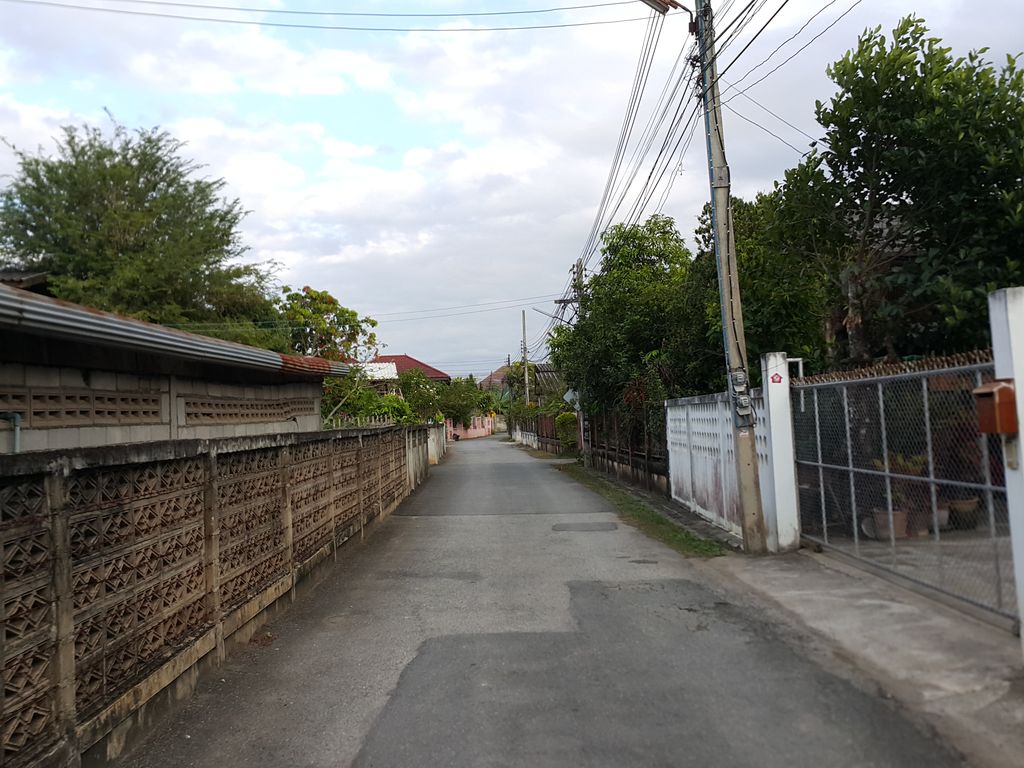 ภาพถนนตรงที่ โรงเรียนบ้านป่าป้อง - BanPapong School ตั้งอยู่ ถ่ายโดย jrcarlsen พ.ศ. 2558 (2015) · A street-level view of where โรงเรียนบ้านป่าป้อง - BanPapong School stands, by jrcarlsen in 2558 (2015)