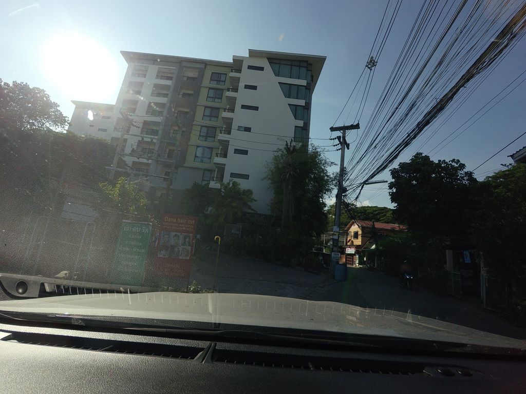 ภาพถนนตรงที่ Pim Laundry ตั้งอยู่ ถ่ายโดย mishari พ.ศ. 2563 (2020) · A street-level view of where Pim Laundry stands, by mishari in 2563 (2020)