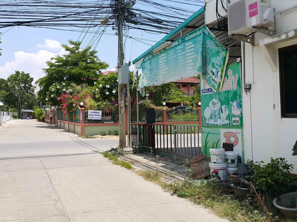 ภาพถนนตรงที่ กาแฟสดชาลีฟ ตั้งอยู่ ถ่ายโดย jrcarlsen พ.ศ. 2558 (2015) · A street-level view of where กาแฟสดชาลีฟ · Kafaetdachalip stands, by jrcarlsen in 2558 (2015)