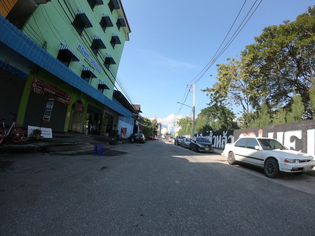 ภาพถนนตรงที่ หอพักบุญตวง ตั้งอยู่ ถ่ายโดย chanuwath_grab พ.ศ. 2562 (2019) · A street-level view of where หอพักบุญตวง · Bun Tuang Dormitory stands, by chanuwath_grab in 2562 (2019)