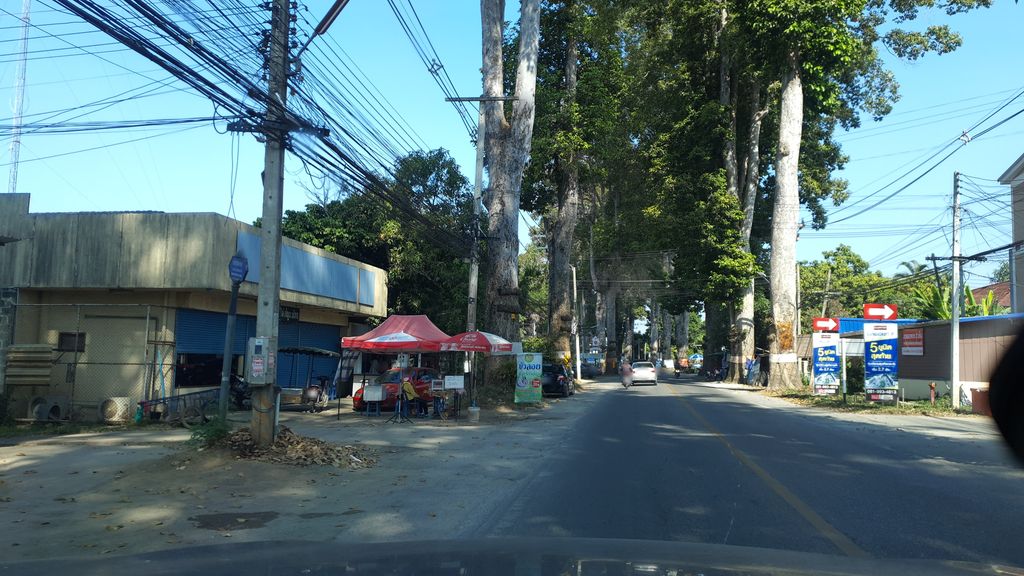 ภาพถนนตรงที่ อู่เชียงใหม่ ลำพูนบริการ ตั้งอยู่ ถ่ายโดย jrcarlsen พ.ศ. 2562 (2019) · A street-level view of where อู่เชียงใหม่ ลำพูนบริการ · Uchiangmai Lamphun Brikan stands, by jrcarlsen in 2562 (2019)