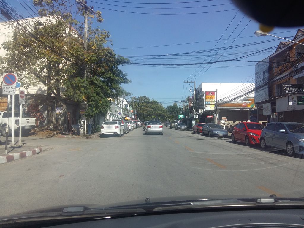 ภาพถนนตรงที่ Brighton Chiang Mai Church ตั้งอยู่ ถ่ายโดย noochjaree พ.ศ. 2561 (2018) · A street-level view of where Brighton Chiang Mai Church stands, by noochjaree in 2561 (2018)
