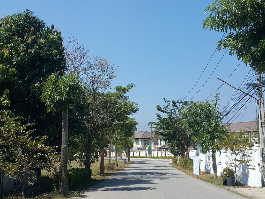 ภาพถนนตรงที่ Chiang Mai Pool Moon Villa ตั้งอยู่ ถ่ายโดย jrcarlsen พ.ศ. 2559 (2016) · A street-level view of where Chiang Mai Pool Moon Villa stands, by jrcarlsen in 2559 (2016)