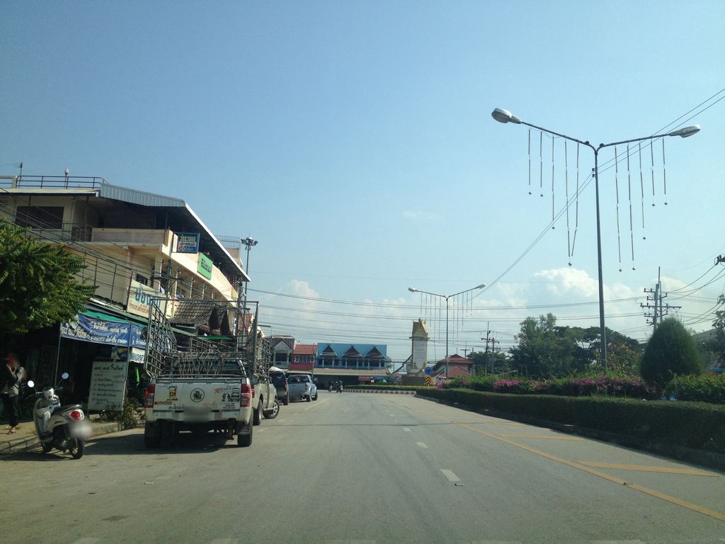 ภาพถนนตรงที่ ฮอดเมืองทอง ตั้งอยู่ ถ่ายโดย jimwatana พ.ศ. 2558 (2015) · A street-level view of where ฮอดเมืองทอง · Hot Mueang Thong stands, by jimwatana in 2558 (2015)