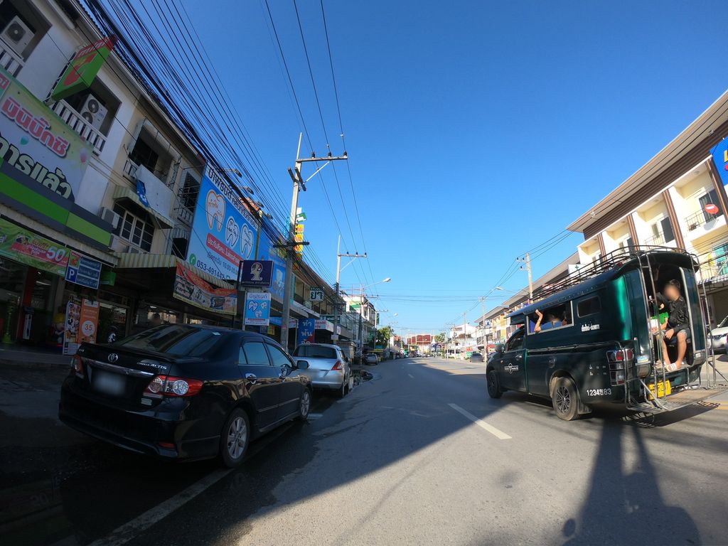 ภาพถนนตรงที่ B-table ตั้งอยู่ ถ่ายโดย chanuwath_grab พ.ศ. 2562 (2019) · A street-level view of where B-table stands, by chanuwath_grab in 2562 (2019)