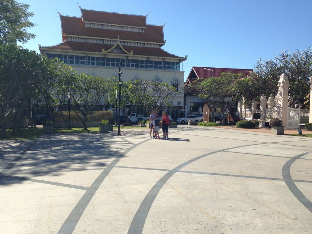 ภาพถนนตรงที่ สามกษัตริย์ ตั้งอยู่ ถ่ายโดย tosseto พ.ศ. 2561 (2018) · A street-level view of where สามกษัตริย์ · Samkasatri stands, by tosseto in 2561 (2018)