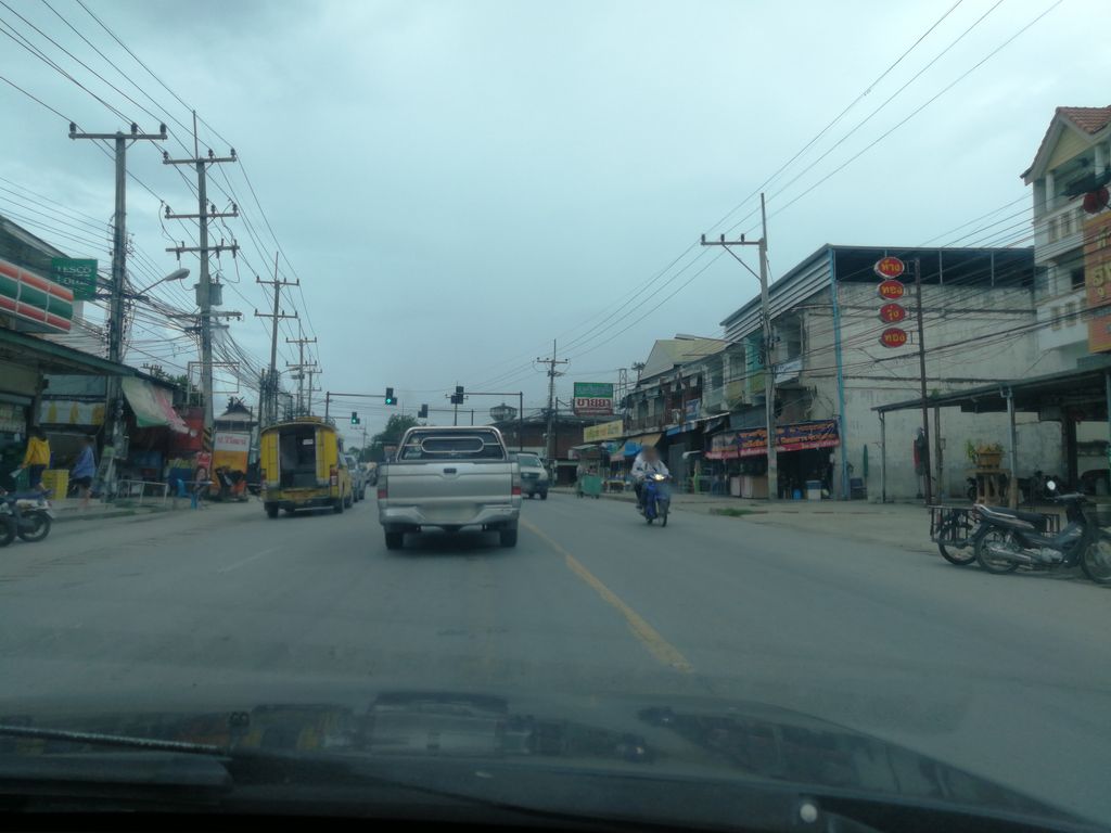 ภาพถนนตรงที่ เซเว่นอีเลฟเว่น ตั้งอยู่ ถ่ายโดย chanon พ.ศ. 2561 (2018) · A street-level view of where เซเว่นอีเลฟเว่น · Seven Eleven stands, by chanon in 2561 (2018)