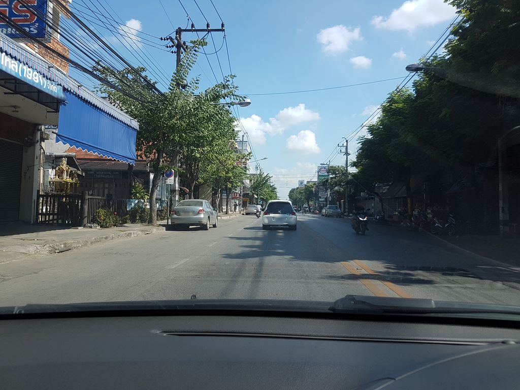 ภาพถนนตรงที่ Tn Max & Sound ตั้งอยู่ ถ่ายโดย ekkarin พ.ศ. 2561 (2018) · A street-level view of where Tn Max & Sound stands, by ekkarin in 2561 (2018)