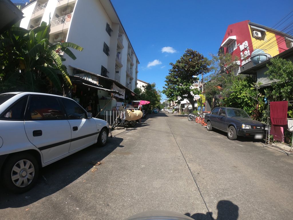 ภาพถนนตรงที่ อรุณ Coffee ตั้งอยู่ ถ่ายโดย chanuwath_grab พ.ศ. 2562 (2019) · A street-level view of where อรุณ Coffee stands, by chanuwath_grab in 2562 (2019)