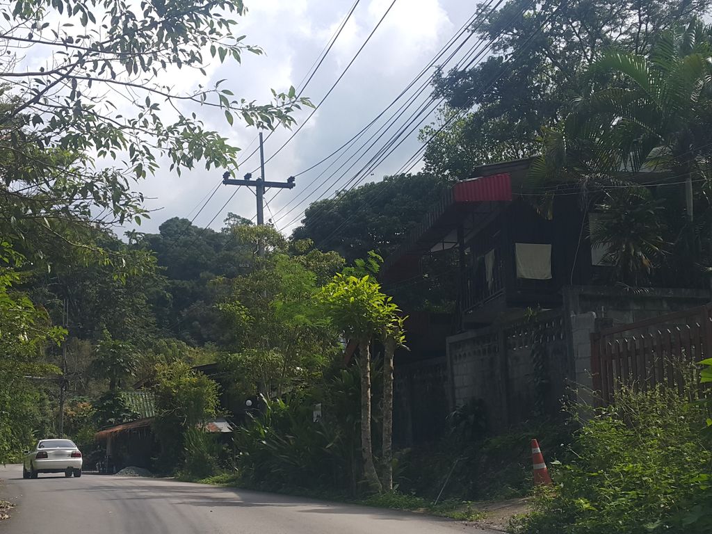 ภาพถนนตรงที่ Holmy ตั้งอยู่ ถ่ายโดย jrcarlsen พ.ศ. 2558 (2015) · A street-level view of where Holmy stands, by jrcarlsen in 2558 (2015)