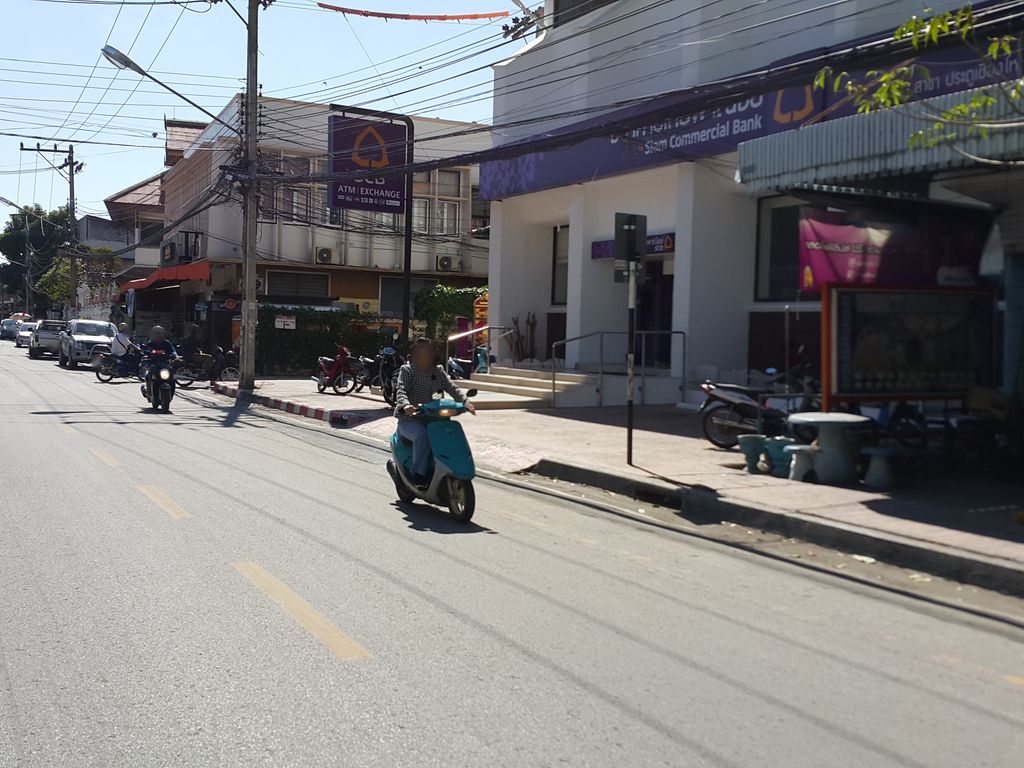 ภาพถนนตรงที่ กลางเวียงคลีนิค ตั้งอยู่ ถ่ายโดย jrcarlsen พ.ศ. 2558 (2015) · A street-level view of where กลางเวียงคลีนิค · Klangwiang Clinic stands, by jrcarlsen in 2558 (2015)