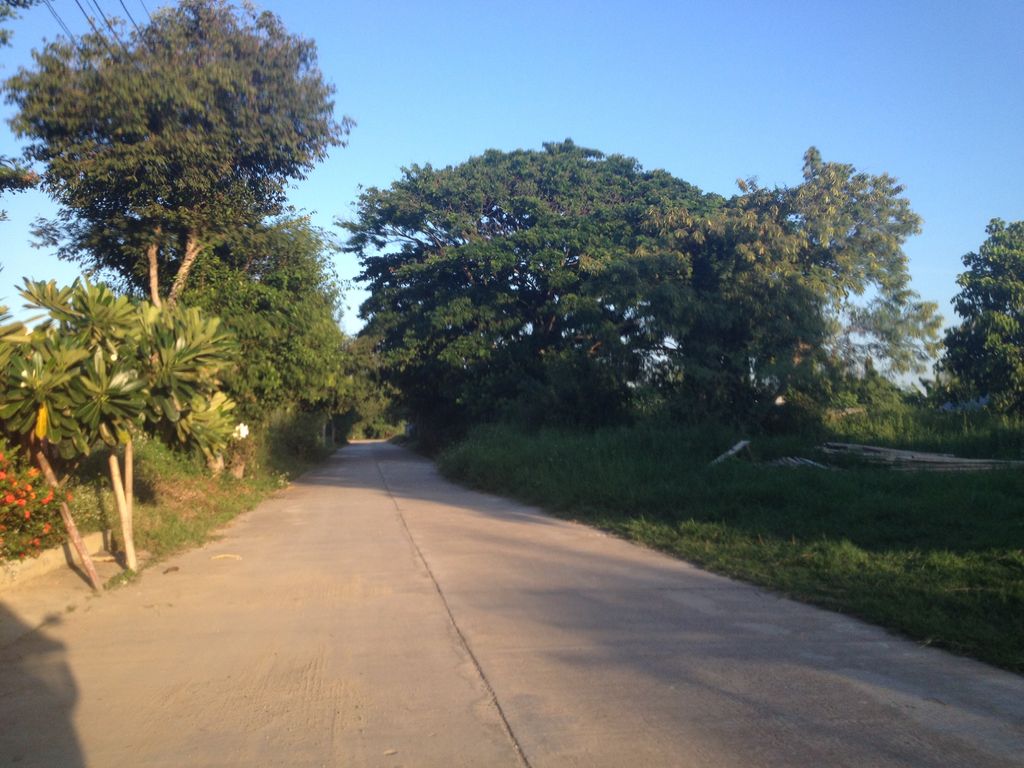 ภาพถนนตรงที่ สับขาลายโบราณ ตั้งอยู่ ถ่ายโดย jimwatana พ.ศ. 2558 (2015) · A street-level view of where สับขาลายโบราณ · Sap Kha Lai Brona stands, by jimwatana in 2558 (2015)