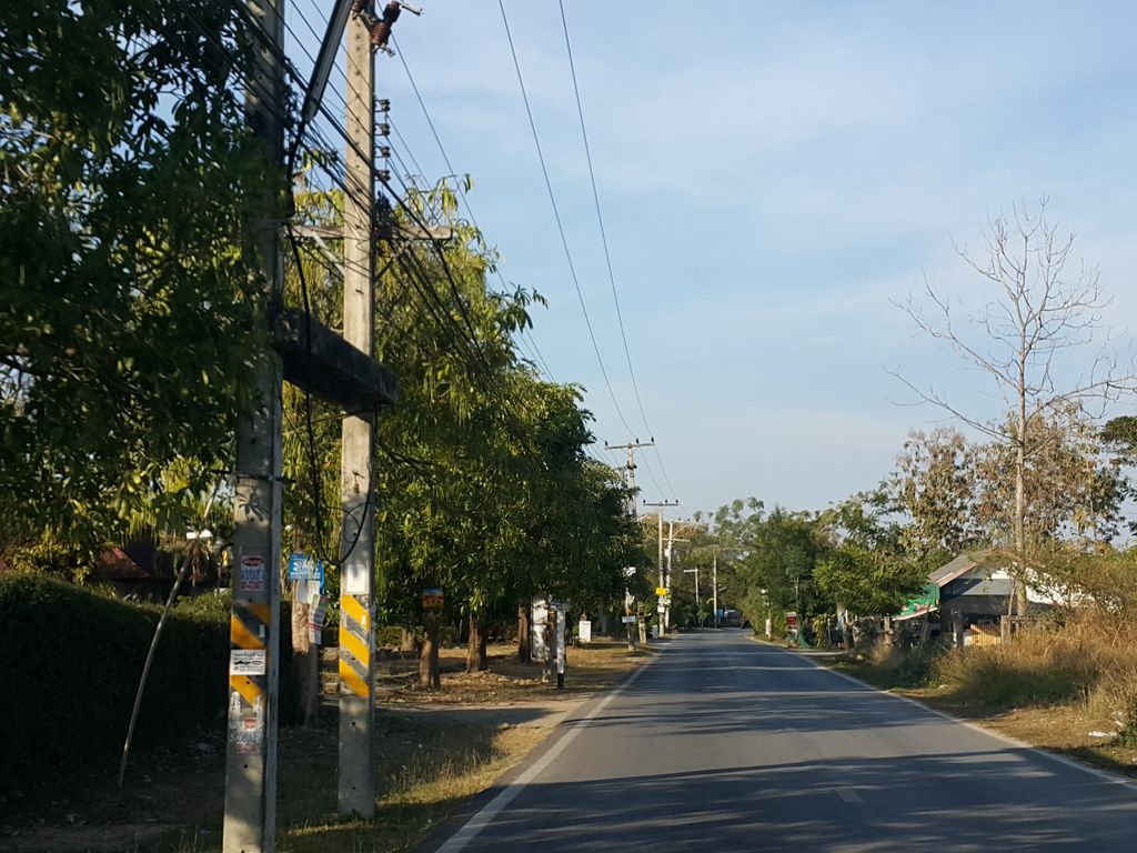ภาพถนนตรงที่ ล้างรถหยอดเหรียญ by เค.ที.เซอร์วิส ตั้งอยู่ ถ่ายโดย jrcarlsen พ.ศ. 2559 (2016) · A street-level view of where ล้างรถหยอดเหรียญ by เค.ที.เซอร์วิส · Langrot Yotrian By Khe.thi.Service stands, by jrcarlsen in 2559 (2016)